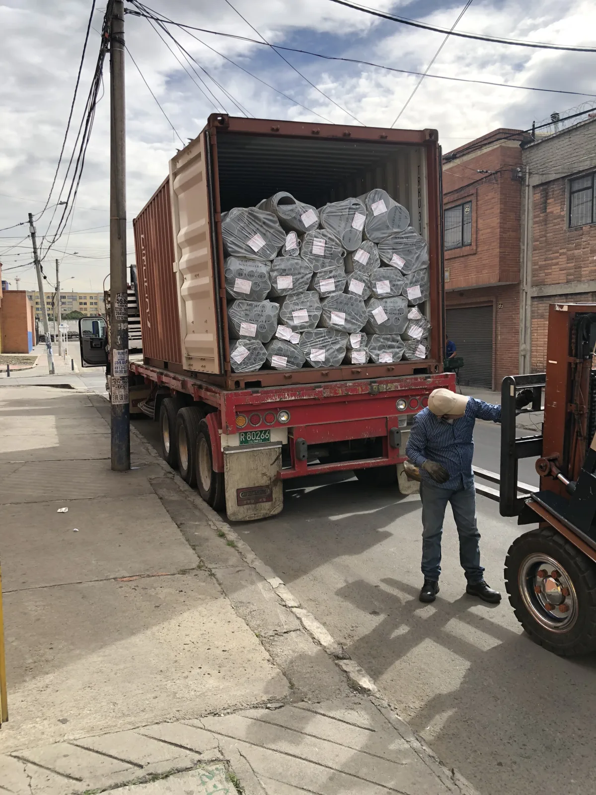 Receiving identified industrial pipe in Colombia